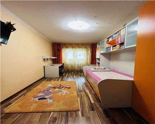 Inchiriez apartament 3 camere, decomandat,  Pacurari  Petru  Poni