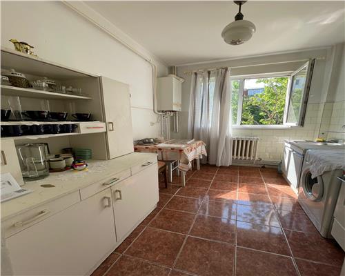 Apartament 3 camere semidecomandat, 67 mp, Podu Ros  Cotnari !