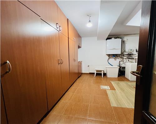 Inchiriez apartament 3 camere, decomandat,  Podul de Fier