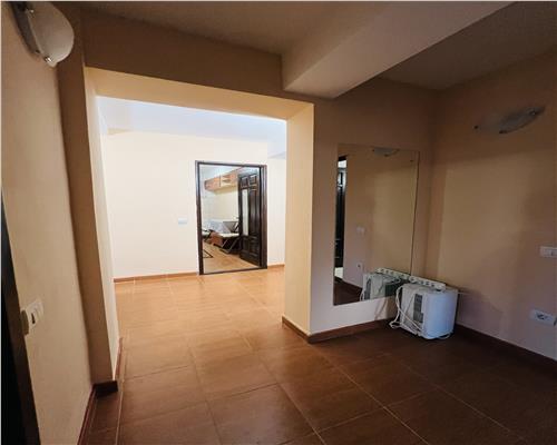 Inchiriez apartament 3 camere, decomandat,  Podul de Fier